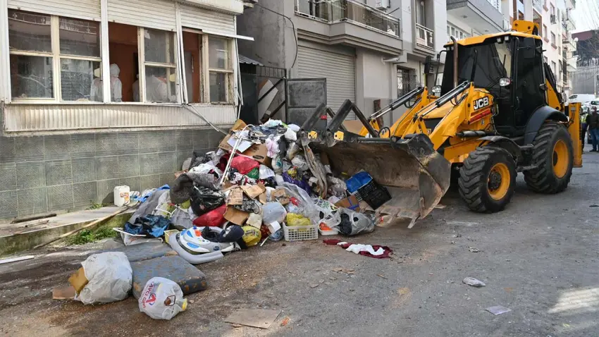 Karabağlar’da 9 yıllık çöp ev temizlendi: 15 kamyon atık çıkarıldı haberinin görseli