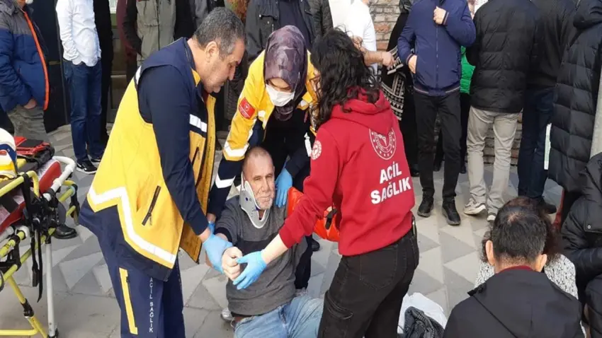 Kırmızı ışıkta duran araca çarpan otomobil, yayaların arasına daldı: Çok sayıda yaralı var haberinin görseli
