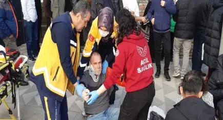 Kırmızı ışıkta duran araca çarpan otomobil, yayaların arasına daldı: Çok sayıda yaralı var