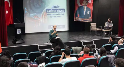 Konak’ta Hibrit Kariyer Zirvesi: Gençler yapay zeka ile geleceğe hazırlanıyor