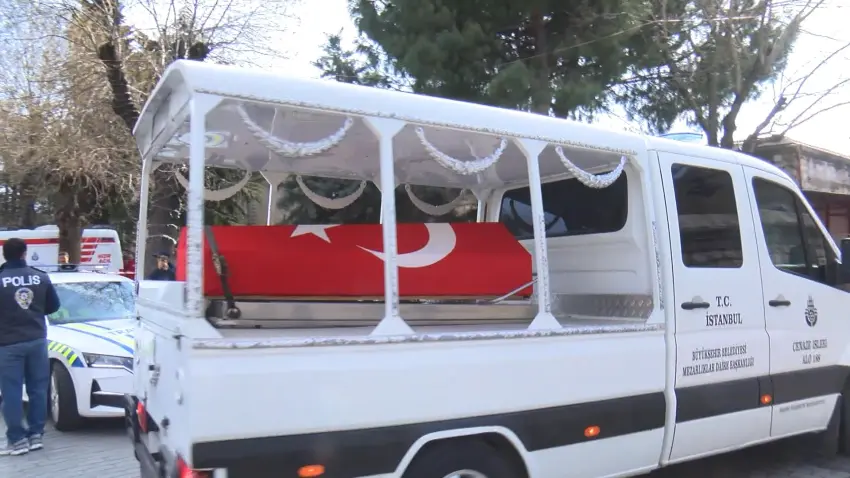 Prof.Dr. İlber Ortaylı'nın cenazesi Fatih Camii'ne getirildi haberinin görseli