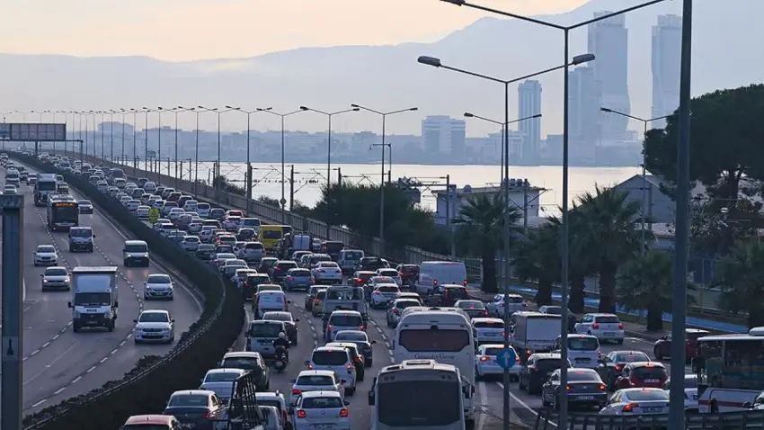 TÜİK açıkladı: İzmir’de trafiğe kayıtlı araç sayısı arttı haberinin görseli