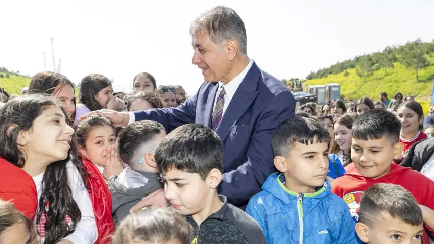 Başkan Tugay, çocuklarla fidan dikti haberinin görseli