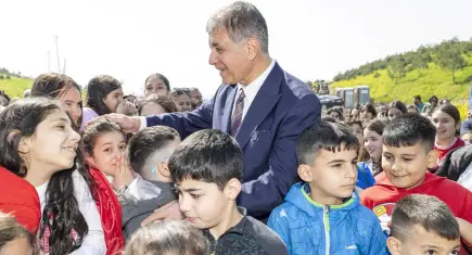 Başkan Tugay, çocuklarla fidan dikti