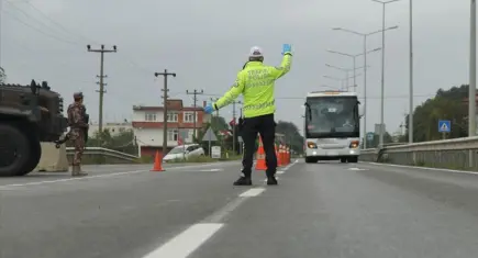 Bayram yolculuğunda radar alarmı: Hız sınırını aşan yandı, cezalar el yakıyor! 