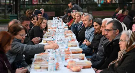 Bornova Büyükpark’ta 2 bin 500 kişilik Kadir Gecesi iftarı