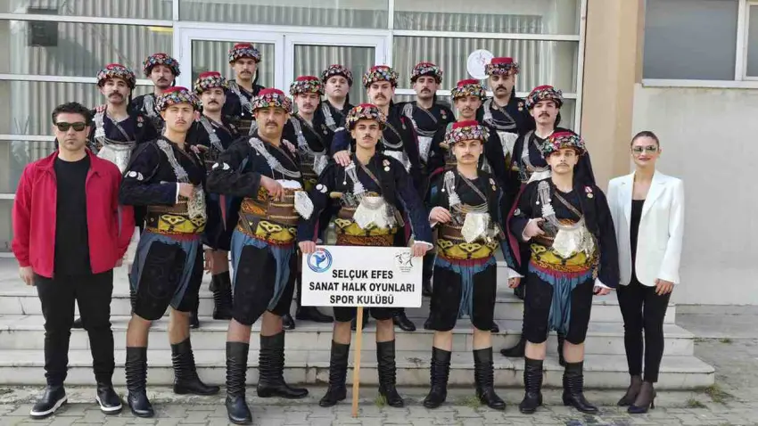 Efes Selçuklu gençlerden halk oyunlarında il üçüncülüğü haberinin görseli