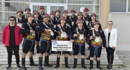 Efes Selçuklu gençlerden halk oyunlarında il üçüncülüğü