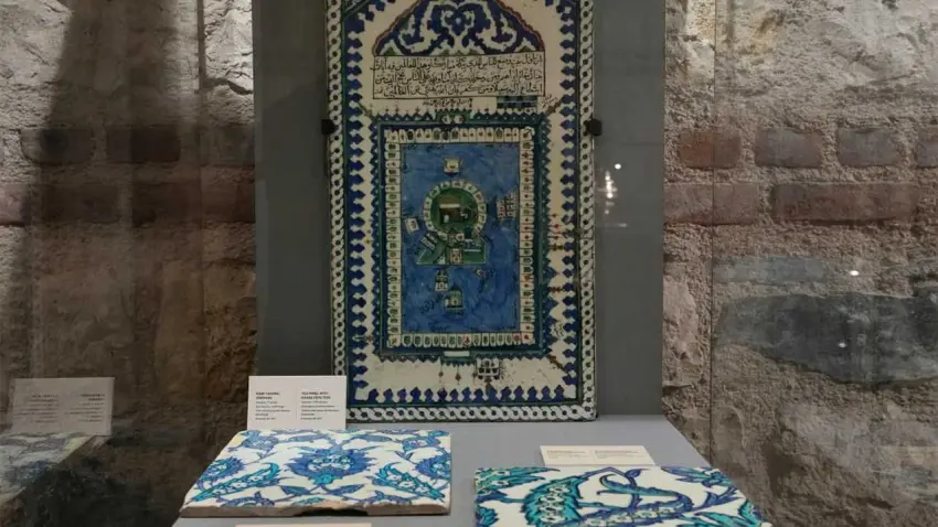 İngiltere'de müzayede masasından döndü: 500 yıllık İznik Çinileri Türkiye’de! haberinin görseli