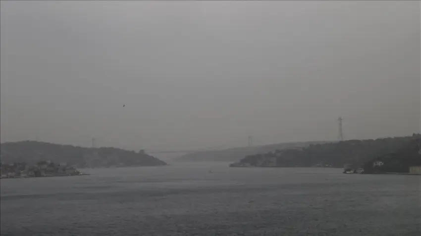 İstanbul Boğazı'nda gemi trafiği durdu, vapur seferleri iptal edildi