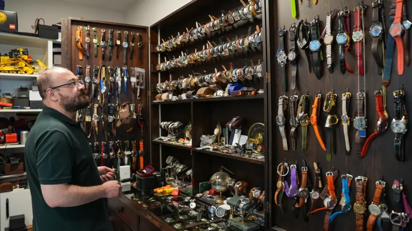 İzmir’de yaşayan doktor, ameliyata saat tamir ederek hazırlanıyor haberinin görseli