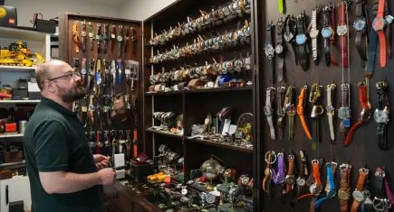 İzmir’de yaşayan doktor, ameliyata saat tamir ederek hazırlanıyor