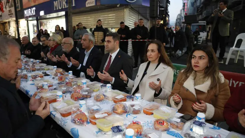 Karşıyaka’da Kadir Gecesi’nde 5 bin kişi aynı sofrada haberinin görseli