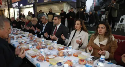 Karşıyaka’da Kadir Gecesi’nde 5 bin kişi aynı sofrada