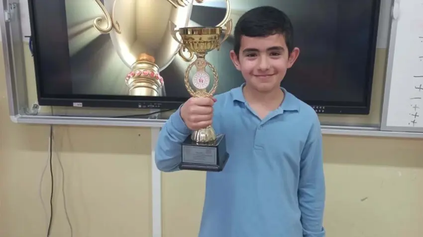 Lösemiyi yenen 11 yaşındaki Adem, zeka oyununda ilçe birincisi oldu