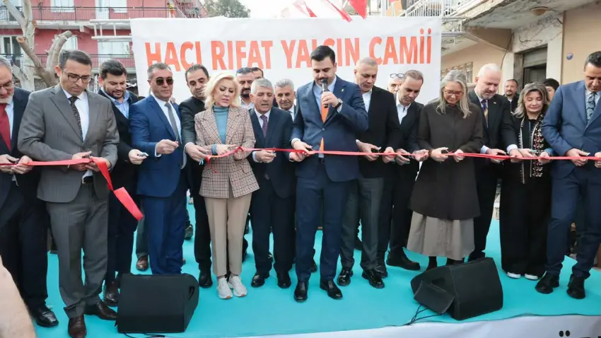 Menemen’de Kadir Gecesi iftarında 15 bin kişi tek sofrada buluştu haberinin görseli