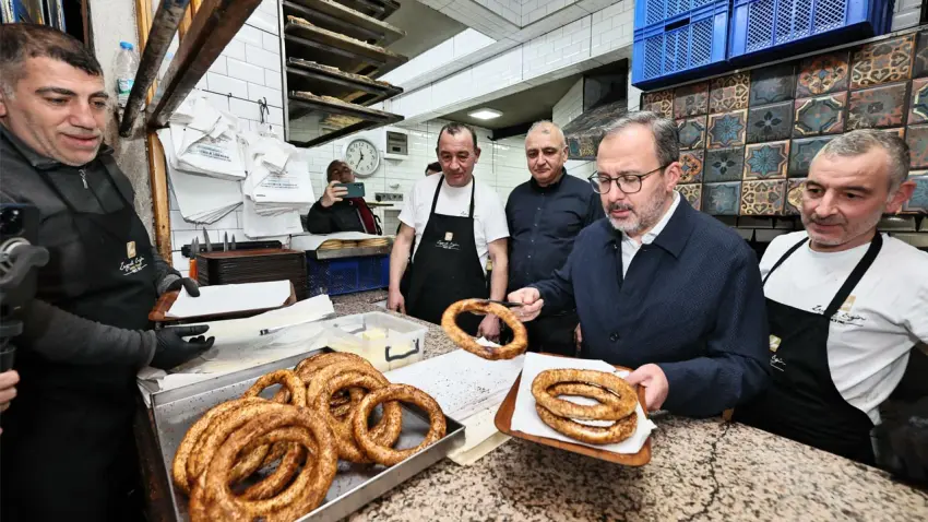 AK Partili Kasapoğlu, İzmir’de vatandaşlarla sahur yaptı haberinin görseli