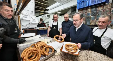 AK Partili Kasapoğlu, İzmir’de vatandaşlarla sahur yaptı