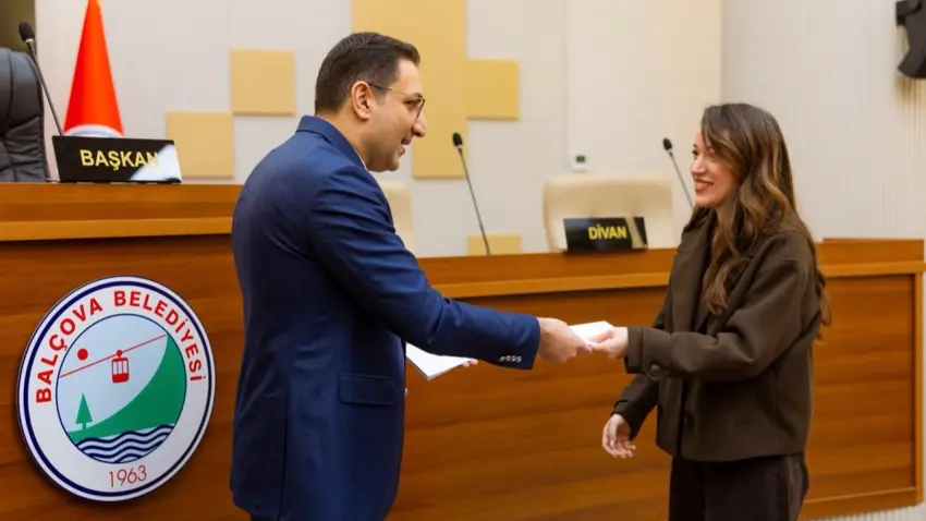 Başkan Onur Yiğit, yeni evli çiftlere alışveriş kartını verdi haberinin görseli