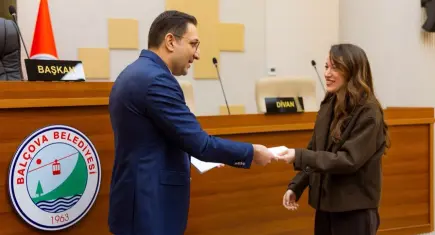 Başkan Onur Yiğit, yeni evli çiftlere alışveriş kartını verdi