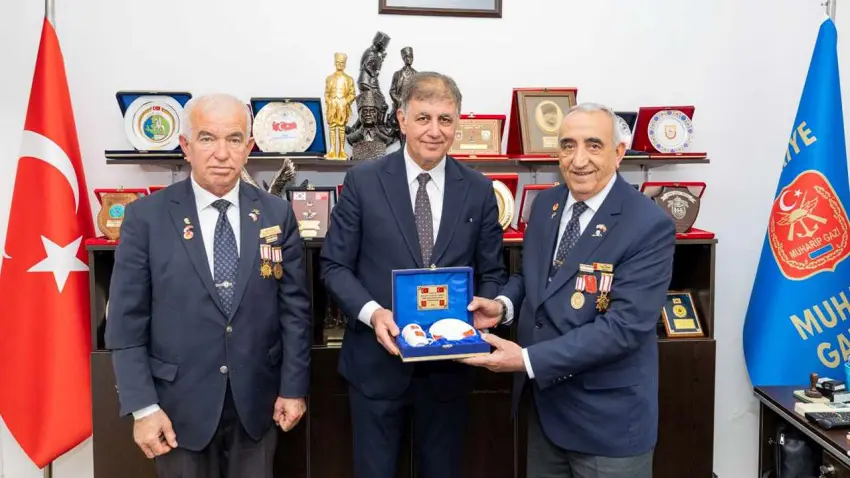 Başkan Tugay’dan şehit aileleri ve gazilere anlamlı ziyaret haberinin görseli