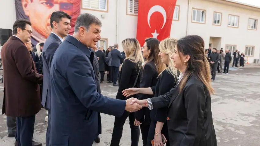 Başkan Tugay, İZSU çalışanlarıyla bayramlaştı: İZSU bizim gururumuzdur haberinin görseli