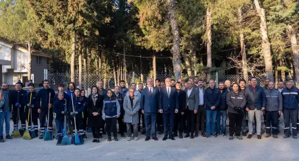 Gaziemir’in mezarlıklarında bayram öncesi temizlik çalışması