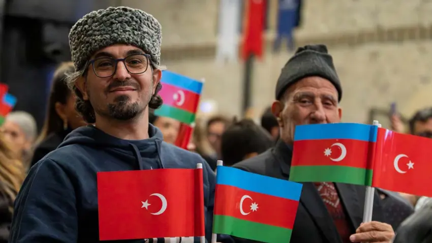 İzmir’de Nevruz coşkusu: Azerbaycanlı sanatçılar sahnede haberinin görseli