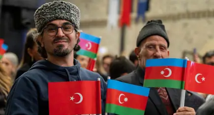 İzmir’de Nevruz coşkusu: Azerbaycanlı sanatçılar sahnede