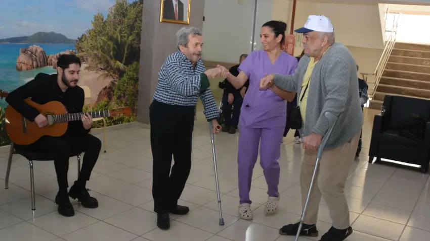 Torbalı Huzurevi’nde yaşlılara moral konseri haberinin görseli