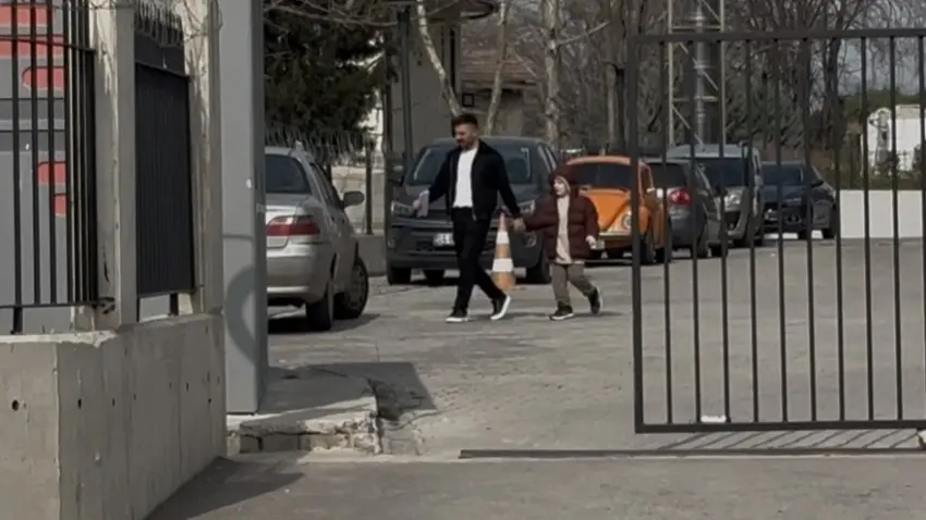 7 yıl sonra harabe evden kurtarılan Nazar, annesiyle birlikte DNA testi vermeye geldi haberinin görseli