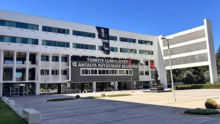 Antalya’da 'rüşvet ve yolsuzluk’ davasında tahliye edilen 3 isim hakkında yakalama kararı haberinin görseli