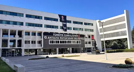 Antalya’da 'rüşvet ve yolsuzluk’ davasında tahliye edilen 3 isim hakkında yakalama kararı