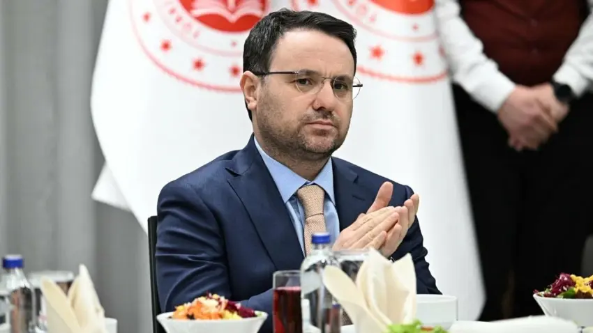 Bakan Gürlek’ten sürpriz itiraf: Ekmek Teknesi dizisinde oynamış haberinin görseli