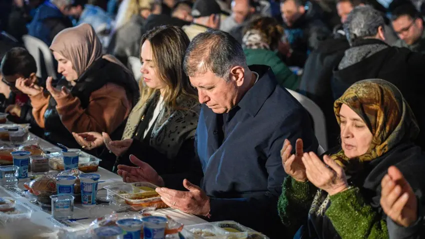 Başkan Tugay, arife gününde Urlalılarla iftar sofrasında buluştu haberinin görseli