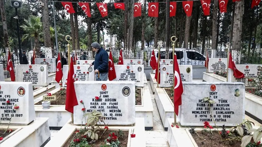 Bayram arifesinde şehit mezarları ziyaret edildi haberinin görseli