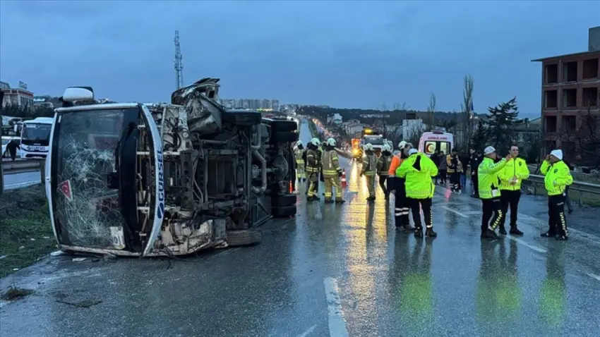 Büyükçekmece’de ölümlü kaza: Servis aracı devrildi  haberinin görseli