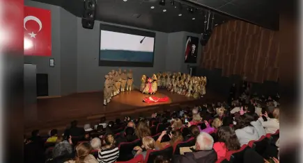 Dikili’de Çanakkale anması halk oyunlarıyla taçlandı