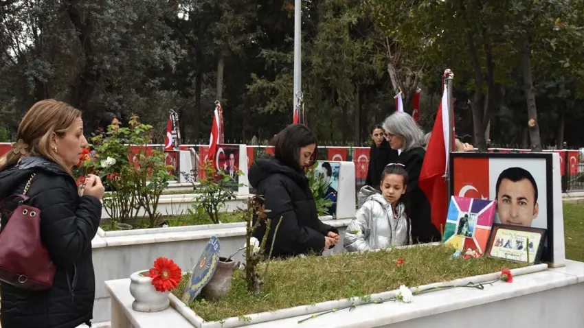 İzmir'de arife ziyaretleri: Aileleri, şehit kabirlerine akın etti haberinin görseli