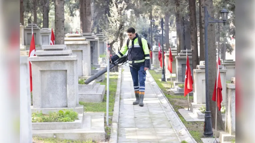 Konak’ta şehitliklere bayram öncesi özenli bakım haberinin görseli