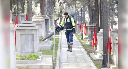 Konak’ta şehitliklere bayram öncesi özenli bakım