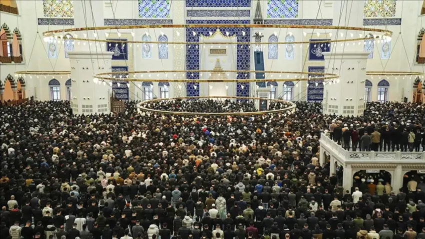 Bayram namazında camiler doldu taştı haberinin görseli