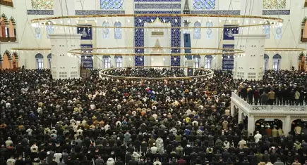 Bayram namazında camiler doldu taştı