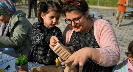 Bornovalı minikler çim adam yaptı