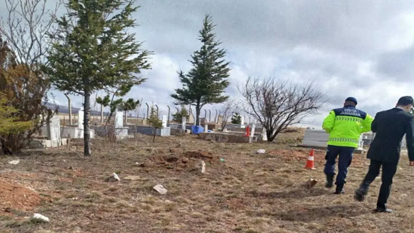 Boşanma aşamasındaki eşini anne ve babasının mezarı başında öldürüp, baldızını yaraladı