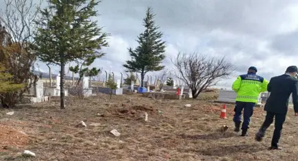 Boşanma aşamasındaki eşini anne ve babasının mezarı başında öldürüp, baldızını yaraladı