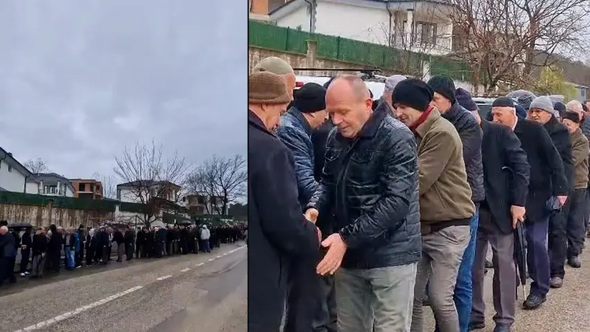 Bursa’da 60 yıllık gelenek devam ediyor: Bayramlaşma kuyruğu 1 kilometreyi buldu haberinin görseli