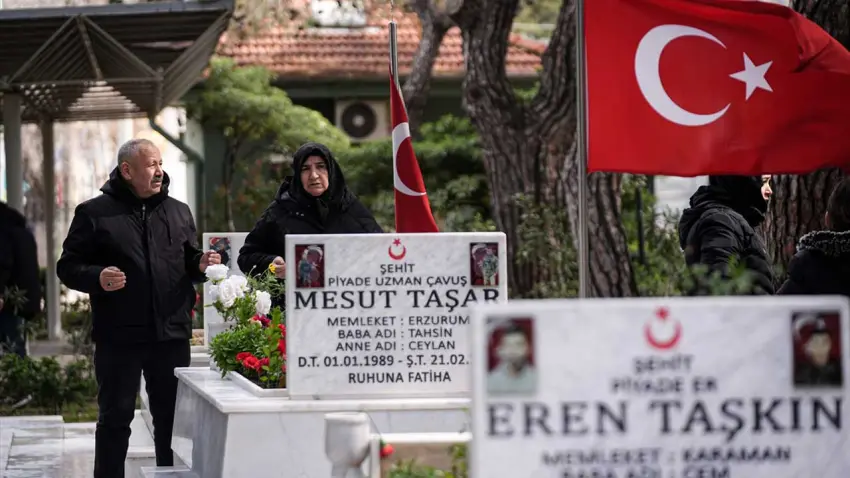 İzmir'de şehit ailelerinin ilk durağı kabirler oldu haberinin görseli
