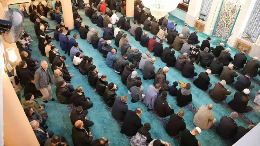 İzmir'de ve çevre illerde bayram namazı yoğunluğu: Camiler doldu haberinin görseli