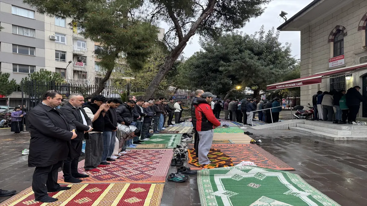 İzmir ve çevre illerde bayram namazı kılındı görseli